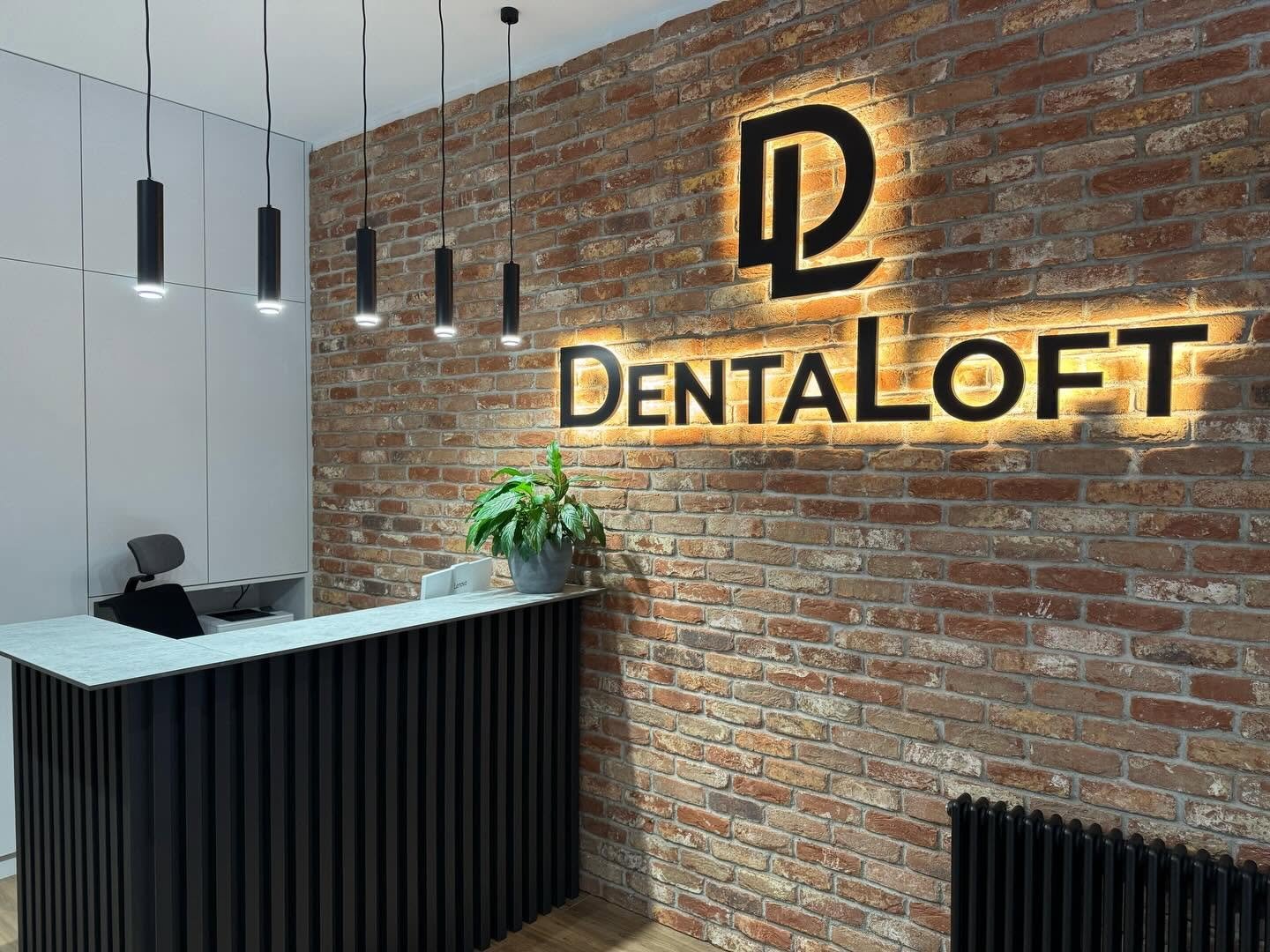 Podświetlane logo DentaLoft w Koszalinie, realizacja AGMA COLOR