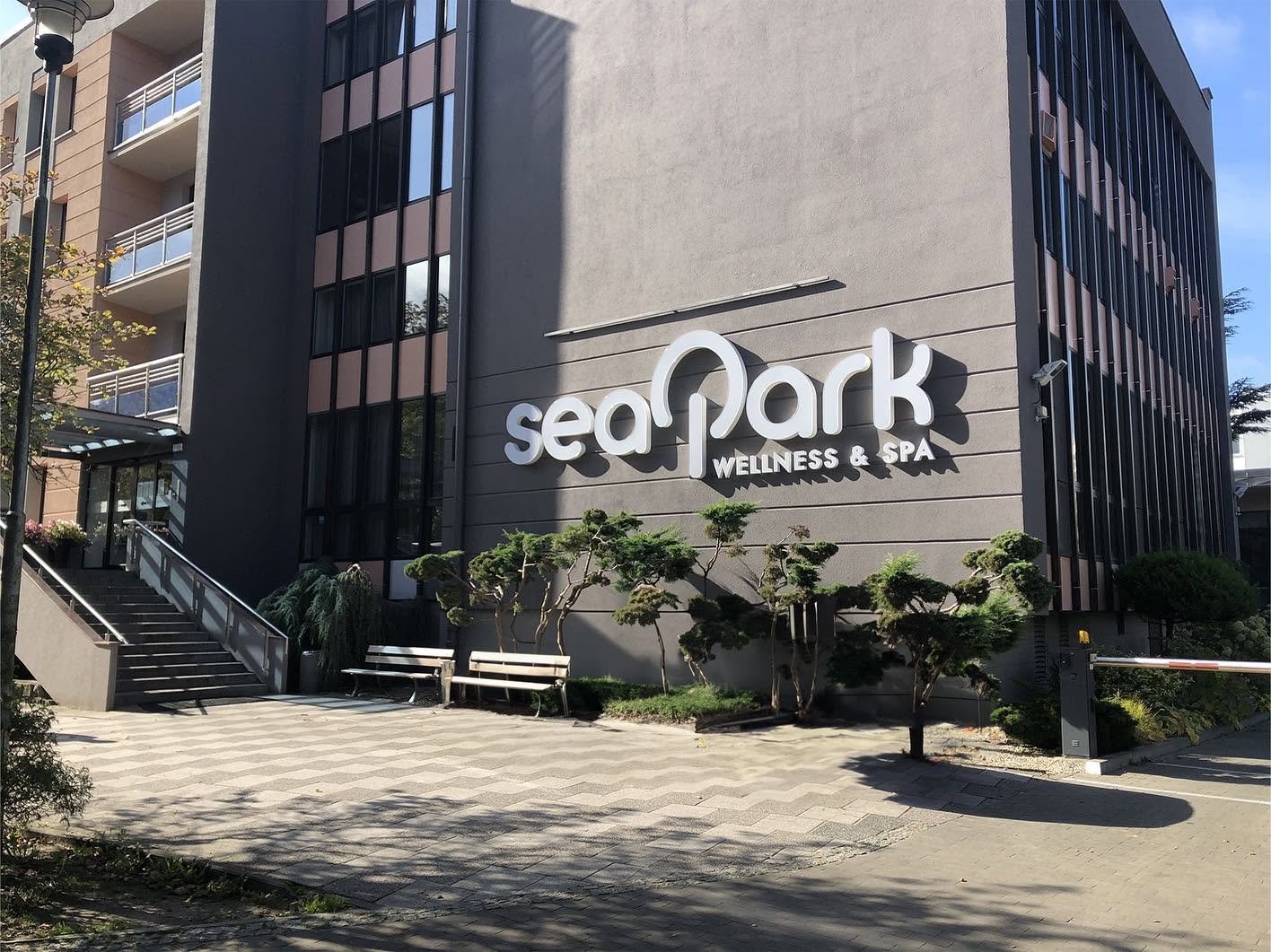 Litery SeaPark na elewacji hotelu w Kołobrzegu
